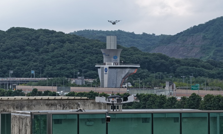 안양시, 안양천에 ‘AI 자율 비행 드론’ 투입… 폭염 속 온열 질환 예방 계도